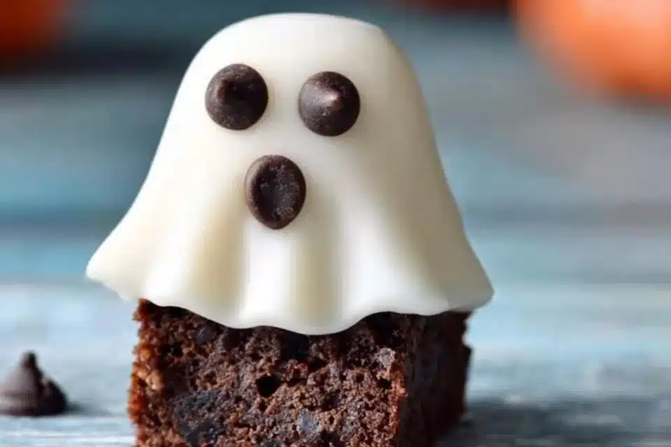 Easy Halloween Brownies with Marshmallow Ghosts: A Spooktacular Treat 4 Easy Halloween brownies topped with marshmallow ghosts for festive treats