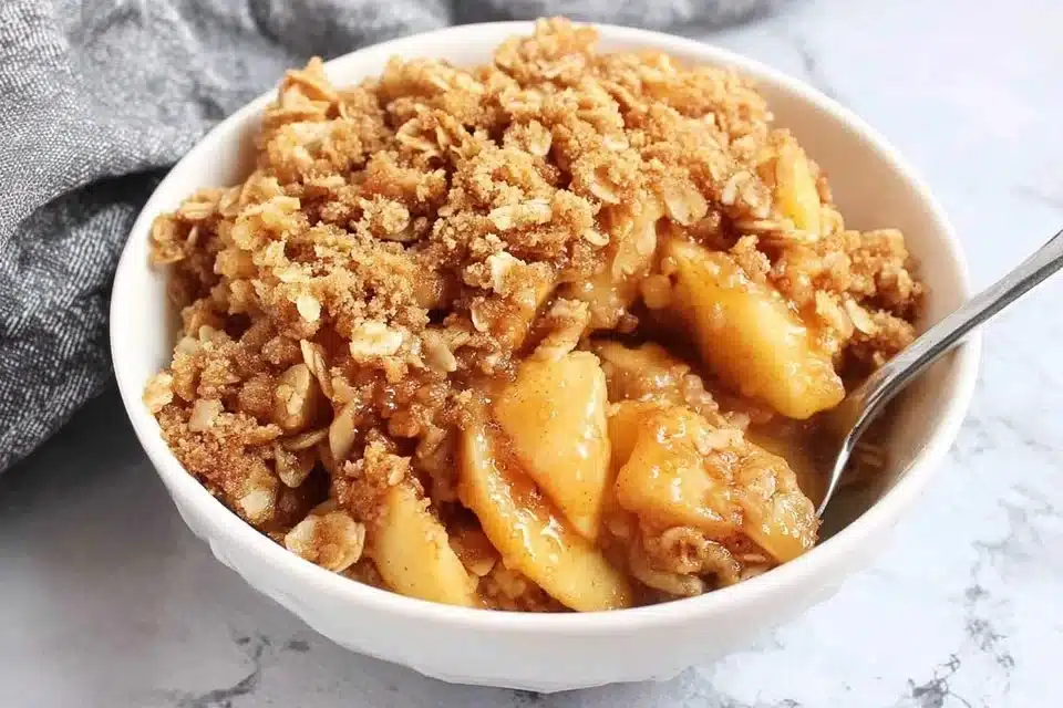 5-Step Classic Apple Crisp Recipe – Best Cozy Fall Dessert 4 Classic apple crisp dessert with apples and crunchy topping in a baking dish