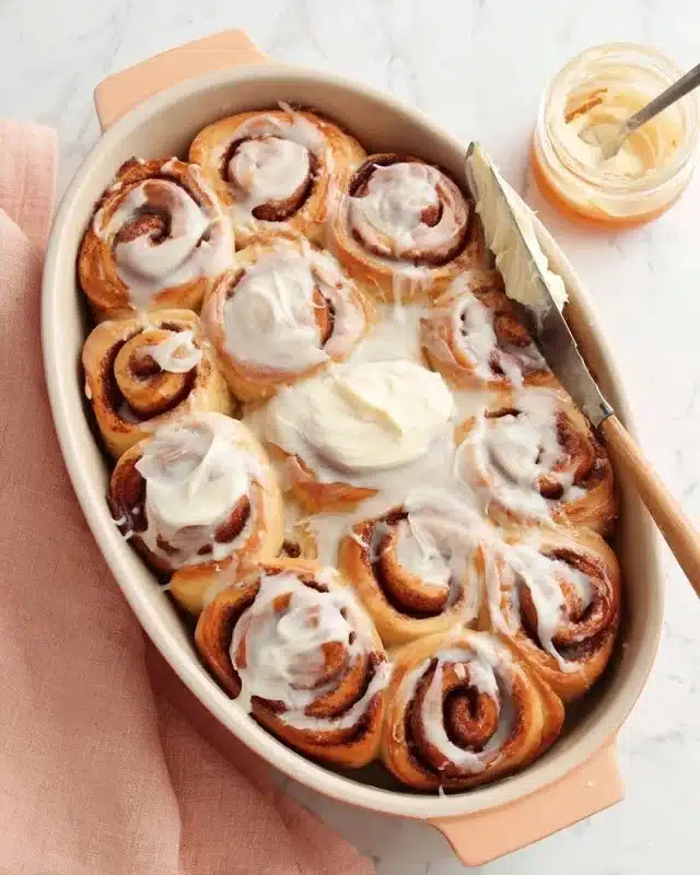 Easy Cinnamon Roll Icing: The Ultimate Morning Indulgence 4 Delicious easy cinnamon roll icing drizzled over warm cinnamon rolls.